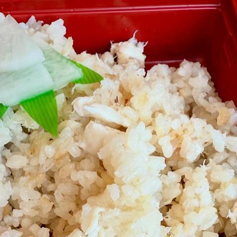 武者 晶紀 on Instagram: "炊いた方の #鯛めし もいただきました。そして #じゃこ天 #はるあいか 🍊️ #蛇口からみかんジュース まで堪能させていただいております🙏️ #RubyKaigi #RubyKaigi2025"
